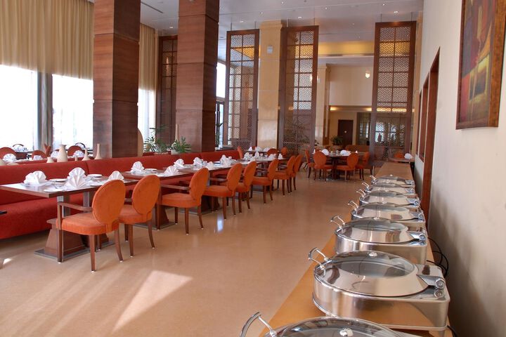 Dining 36 of 48