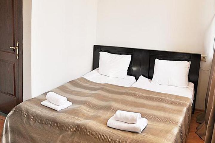 Room 4 of 7