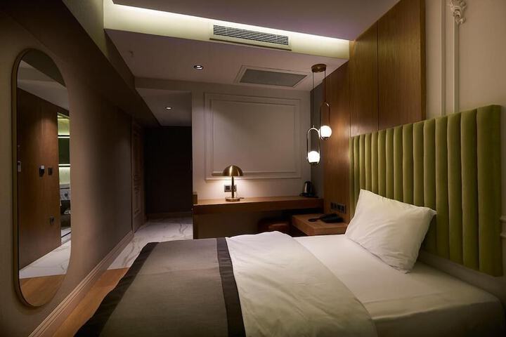 Room 17 of 32