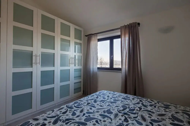 Room 5 of 18