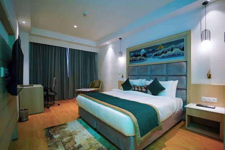Room 9 of 16