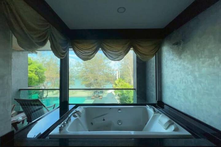 Deep soaking bathtub