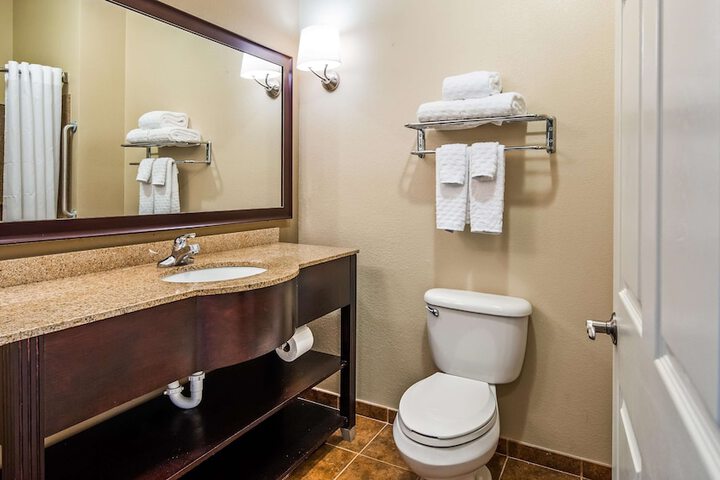 Accessible Suite 2 Queen Mobility Accessible Comast Rollsh Sofa Bed Microfridge Full Breakfast (1 of 12)