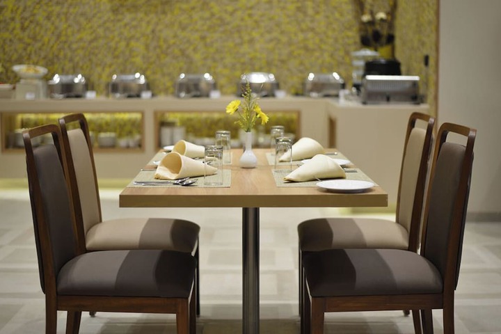 Dining 11 of 16