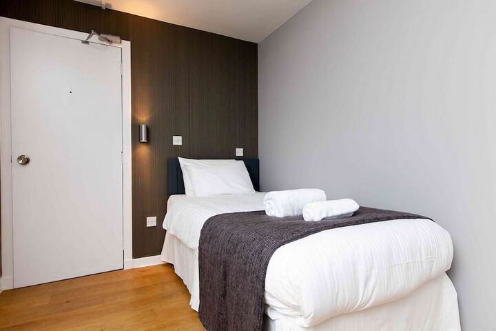 Room 8 of 34