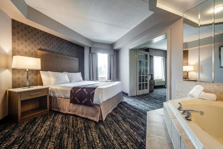 1 Queen Bed (12 of 17)