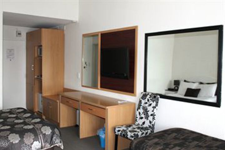 Room 6 of 32
