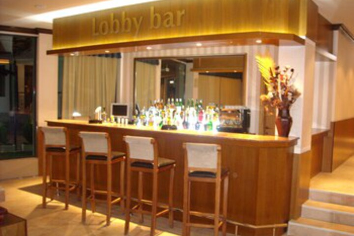 Lounge 2 of 21