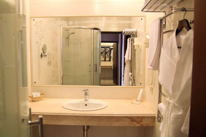 Room 34 of 46