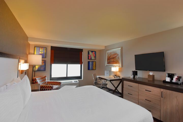 Tower Deluxe King Bed (8 of 9)