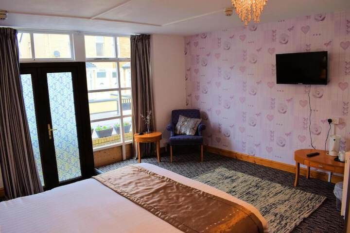 Room 2 of 156