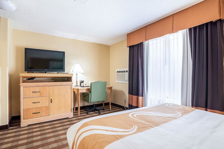 1 Queen Bed (7 of 12)