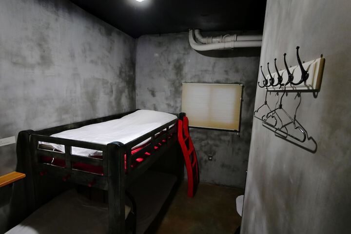 Room 27 of 47