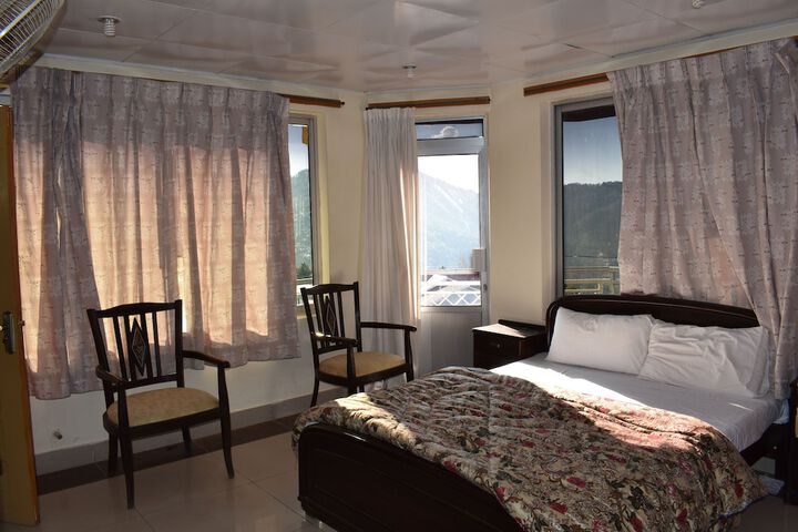 Room 7 of 12