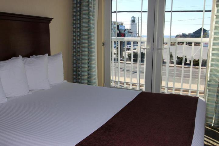1 King Bed (3 of 7)