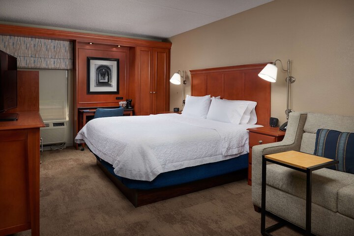 1 King Bed (9 of 10)