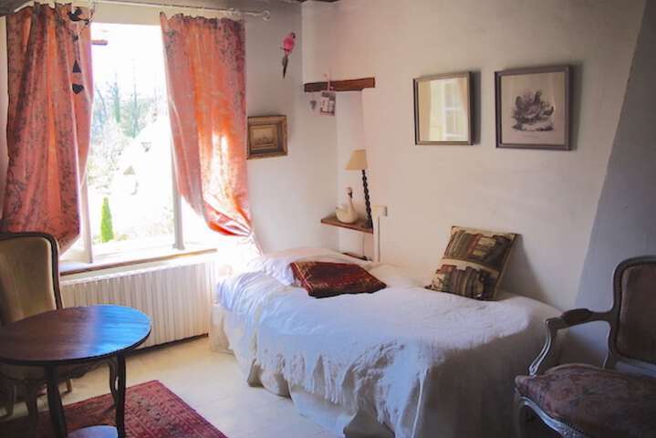 Room 4 of 145