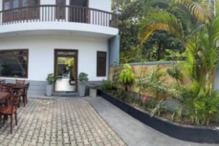 Hotel Exterior 5 of 13