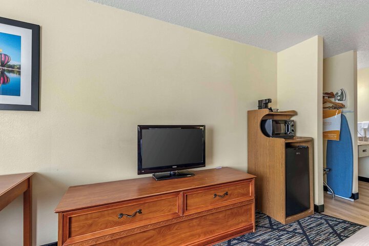 1 King Bed (3 of 5)
