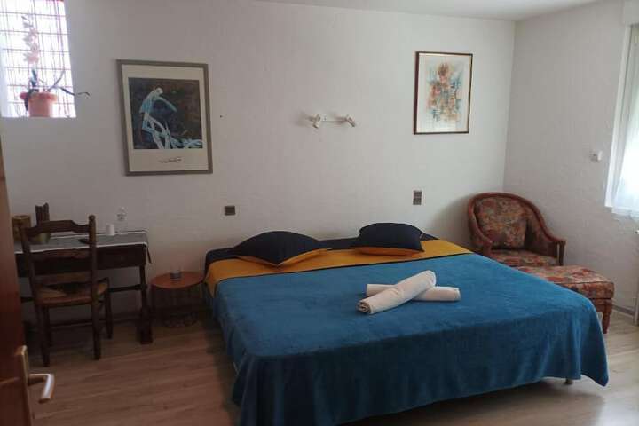 Room 4 of 33