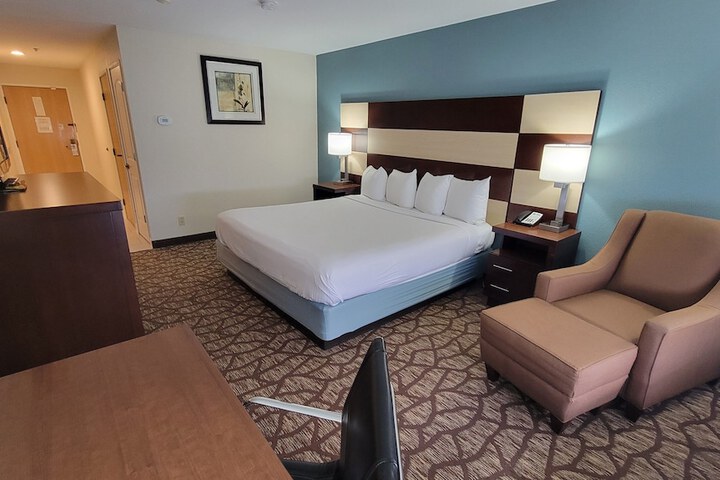1 King Bed Executive Room, Microwave and Refrigerator High Speed Internet Accessible Shower Only Full Breakfast (1 of 11)