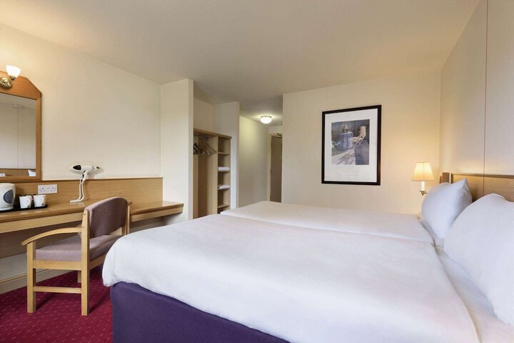 Room 4 of 16
