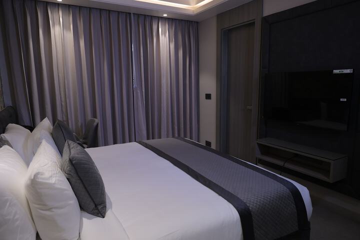 Room 8 of 32