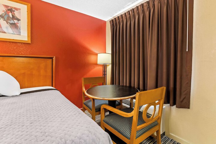 Standard Room, King or Two Doubles (3 of 10)