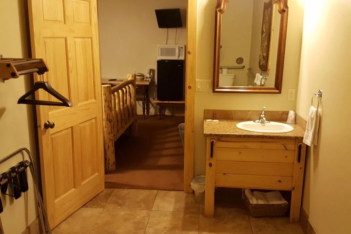 Room 8 of 10