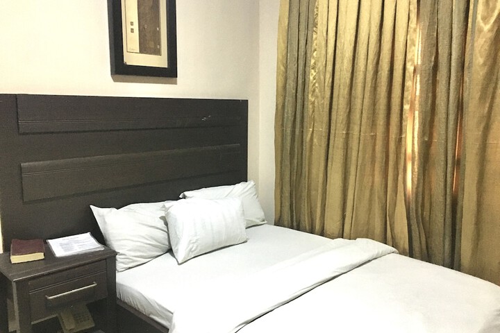 Room 12 of 25