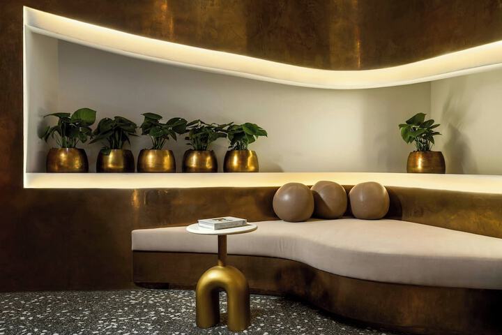 Lobby lounge