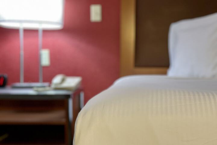 Deluxe Queen Bed (2 of 14)