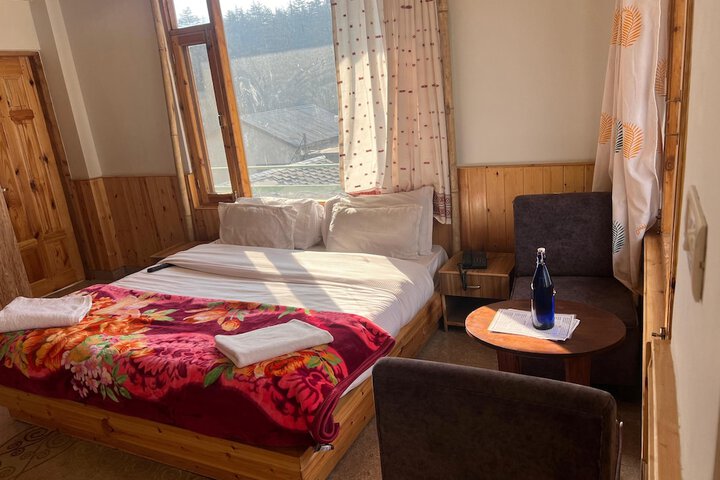 Room 6 of 12