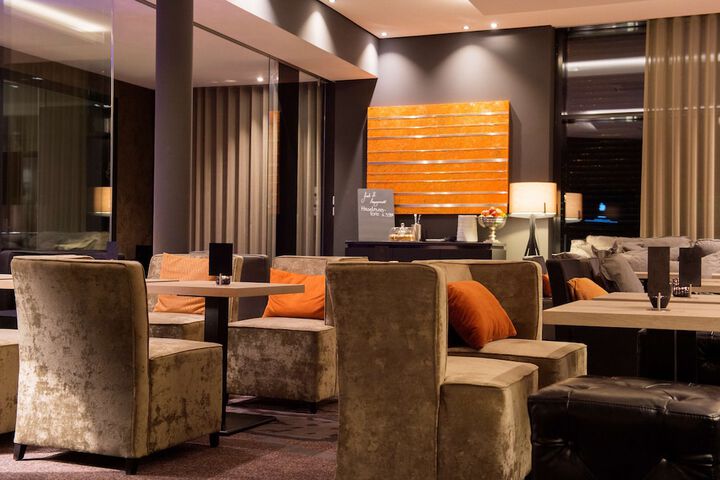 Lounge 105 of 139