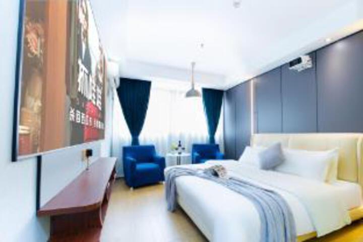 Room 4 of 5