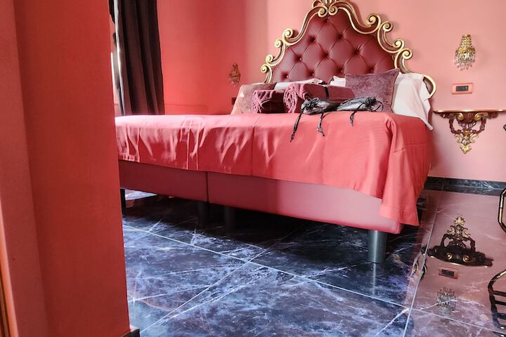 Room 8 of 25