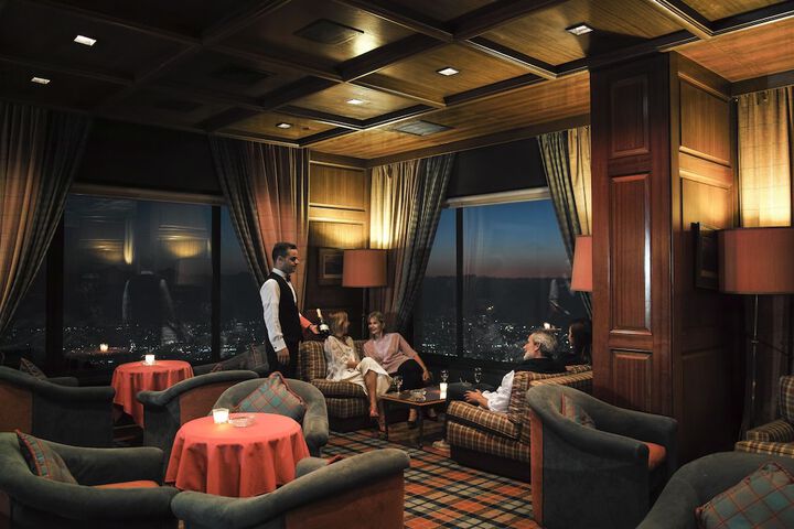 Lounge 39 of 53