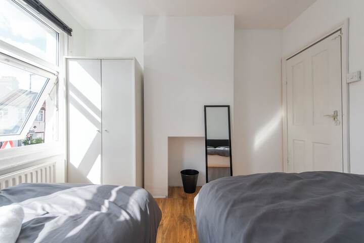 Room 16 of 37