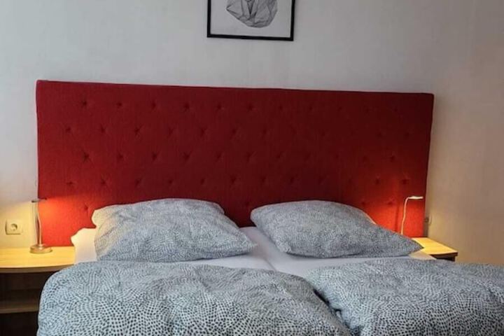 Room 8 of 16