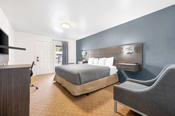 1 King Bed (2 of 18)