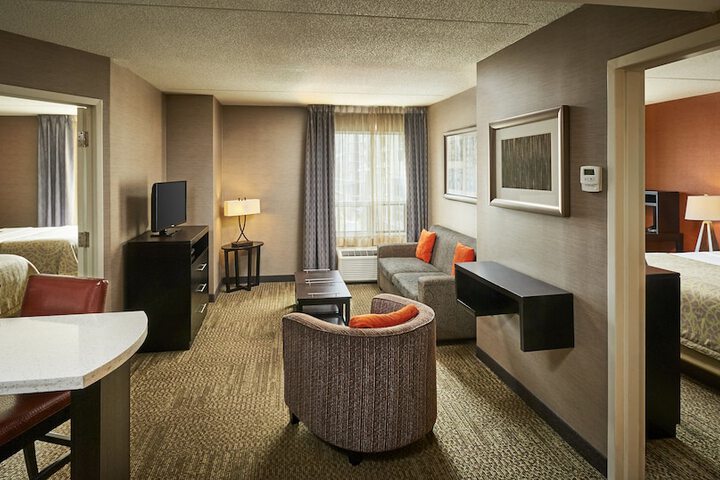 1 Queen Studio Suite Full Kitchen Single Sofa Bed (9 of 28)