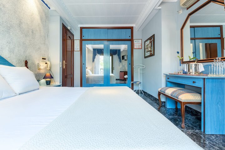 Room 25 of 103