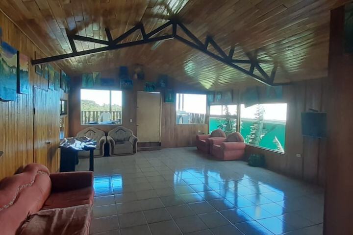 Lounge 66 of 86