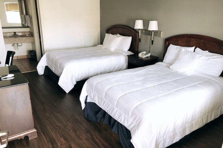 1 Queen Bed (4 of 8)