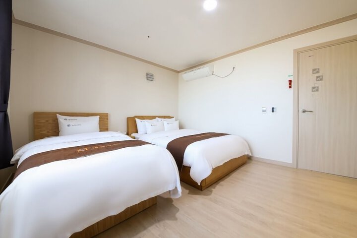 Room 13 of 37