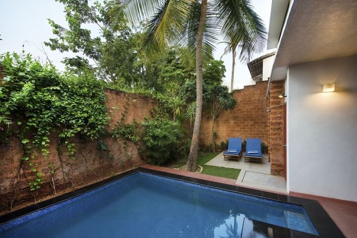 Hotel with Pool