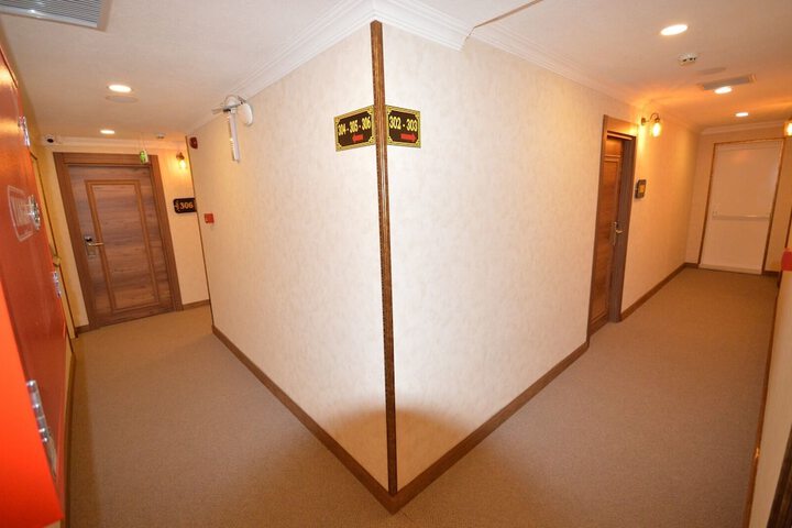 Ballroom/Hall 36 of 39