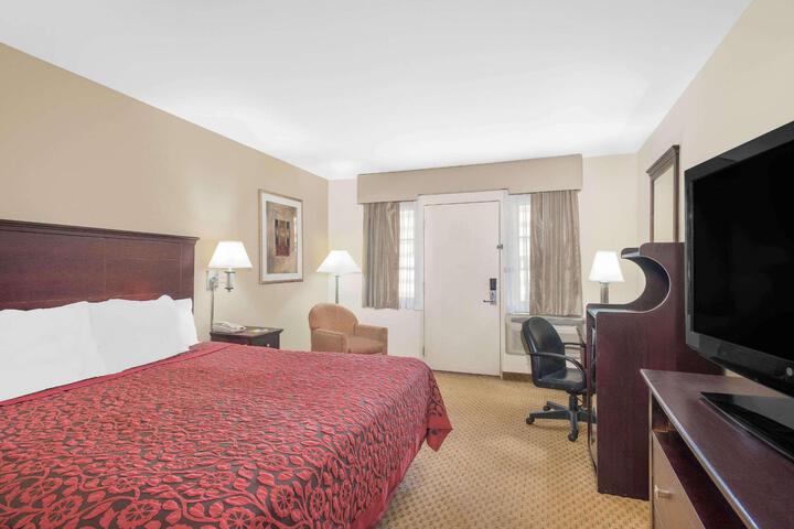 1 Queen Bed (8 of 8)