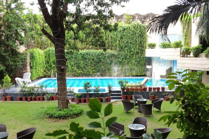 Hotel with Pool