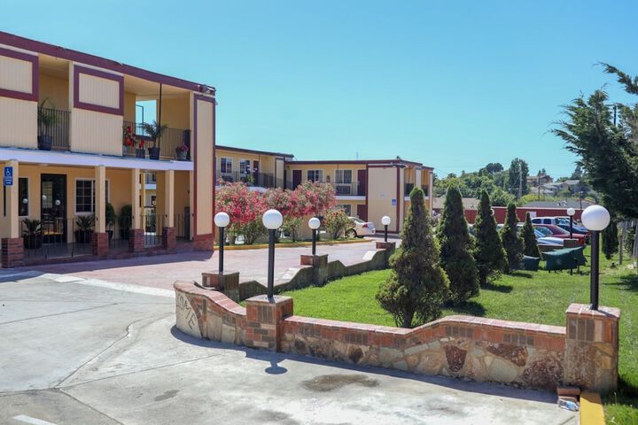 Hotel Exterior 31 of 38